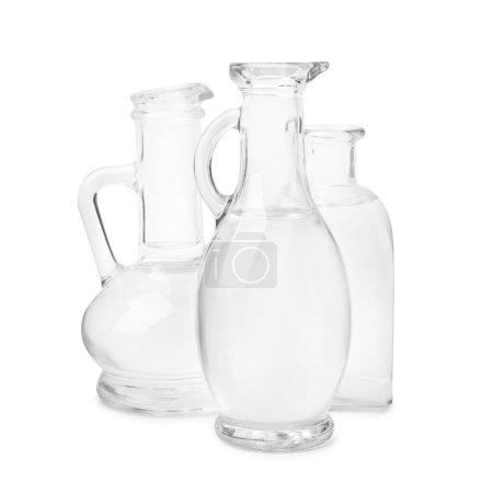 Foto de Vinagre en jarras de vidrio y botella aislada en blanco - Imagen libre de derechos