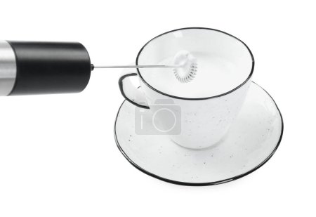 Schneebesen Milch in Tasse mit Mini-Mixer (Schaumstab) isoliert auf weiß