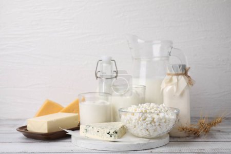 Téléchargez les photos : Différents produits laitiers frais et épis de blé sur table en bois blanc - en image libre de droit