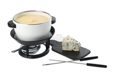 Téléchargez les photos : Fondue au savoureux fromage fondu, fourchettes et morceau isolé sur blanc - en image libre de droit