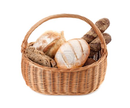 Cesta de mimbre con diferentes tipos de pan fresco aislado en blanco