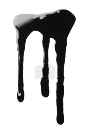 Téléchargez les photos : Huile brillante noire coulant sur fond blanc - en image libre de droit