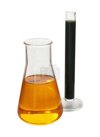 Téléchargez les photos : Tube à essai et fiole avec différents types d'huile isolés sur blanc - en image libre de droit