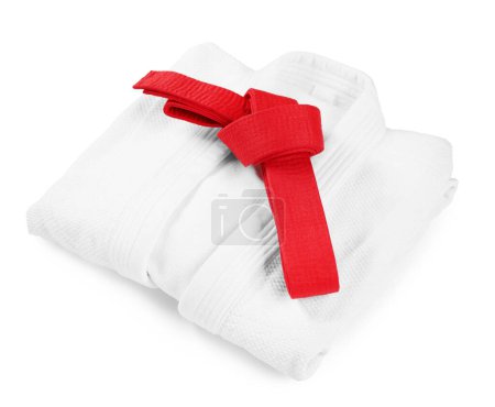 Cinturón de karate rojo y kimono aislados en blanco