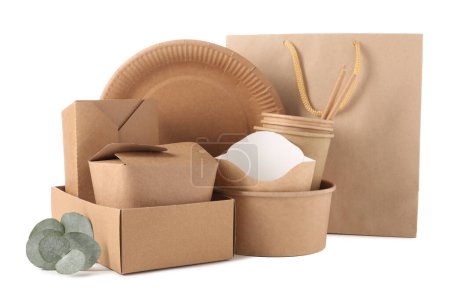 Umweltfreundliche Lebensmittelverpackungen, Einwegteller, Papiertüte und Eukalyptusblätter isoliert auf weiß