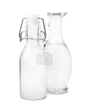 Foto de Vinagre en botella de vidrio y jarra aislada en blanco - Imagen libre de derechos