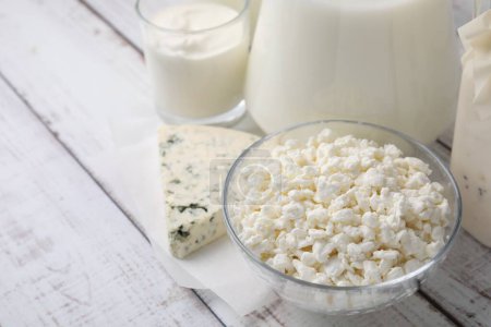 Téléchargez les photos : Différents produits laitiers frais sur table en bois blanc. Espace pour le texte - en image libre de droit