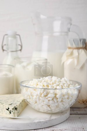 Téléchargez les photos : Différents produits laitiers frais sur table en bois blanc - en image libre de droit