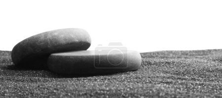 Presentación del producto. Podios de piedra sobre arena negra sobre fondo blanco