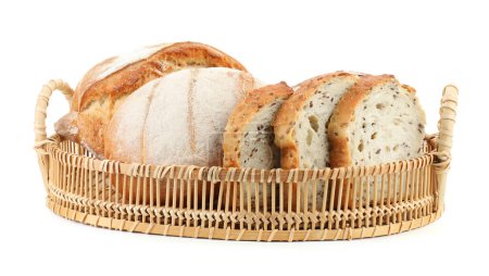 Cesta de mimbre con diferentes tipos de pan fresco aislado en blanco