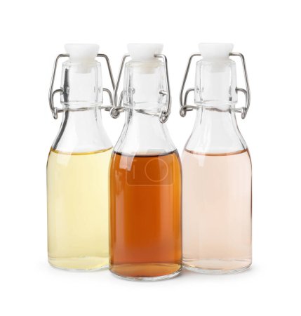 Verschiedene Arten von Essig in Flaschen isoliert auf weiß
