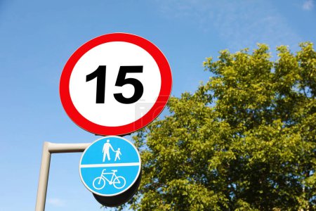 Verkehrszeichen Höchstgeschwindigkeit und gemeinsamer Rad- und Fußweg im Freien