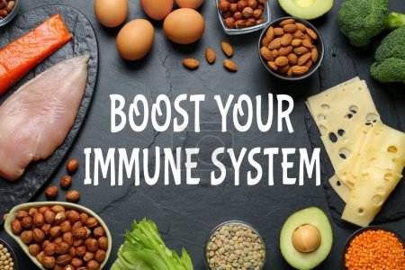 Aumente su sistema inmunológico con una dieta adecuada. Diferentes alimentos en la mesa negra, la puesta plana