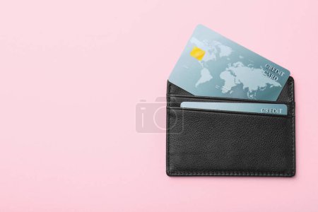 Téléchargez les photos : Porte-cartes en cuir avec cartes de crédit sur fond rose, vue de dessus. Espace pour le texte - en image libre de droit