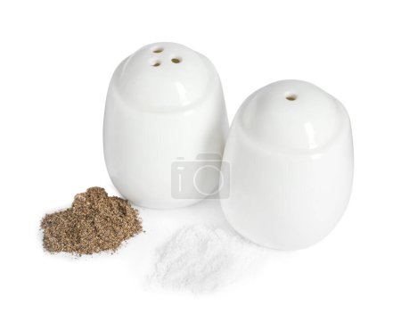 Zwei Shaker mit Pfeffer und Salz isoliert auf weiß