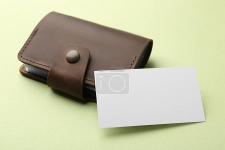Porte-cartes de visite en cuir avec carte blanche sur fond vert clair