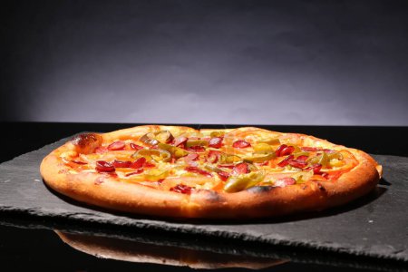 Téléchargez les photos : Délicieuse pizza Diablo sur ardoise sur fond gris - en image libre de droit