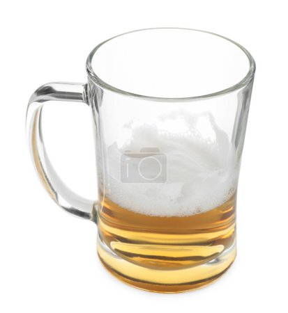 Tasse à moitié vide de bière isolée sur blanc