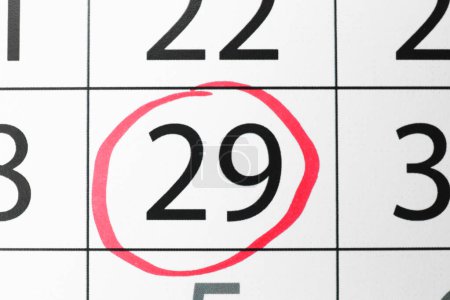 Día Internacional de la Psoriasis. Página de calendario con fecha marcada como fondo, vista superior