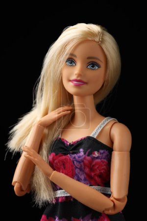 Mykolaiv, Ukraine - 1. September 2023: Schöne Barbie-Puppe auf schwarzem Hintergrund