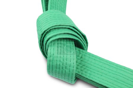 Grüner Karategürtel isoliert auf weiß. Kampfsportuniform