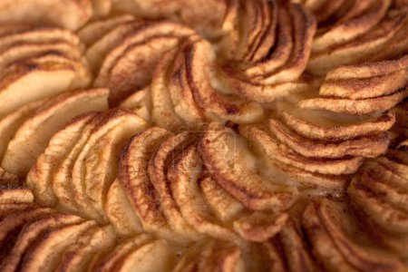 Foto de Apetitivo pastel de manzana con canela. Postre al horno. Delicioso y saludable desayuno. Foto de primer plano - Imagen libre de derechos