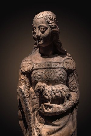Foto de La estatua de Santa Inés - dentro del Museo de la Catedral de Milán - Duomo de Milano, Italia. 6 de agosto de 2023 - Imagen libre de derechos