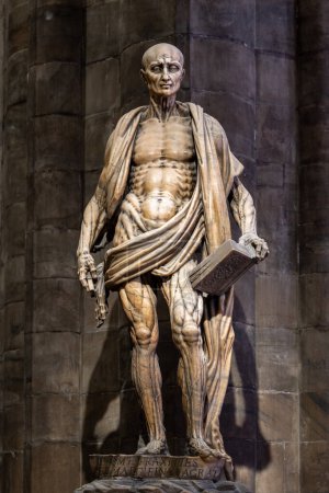 Foto de Estatua de San Bartolomé, uno de los 12 Apóstoles. Dentro del Duomo di Milano Cathedral - Milano, Italia. 6 de agosto de 2023 - Imagen libre de derechos