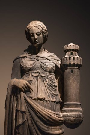 Foto de Estatua antigua de piedra de mármol dentro del Museo de la Catedral de Milán Duomo de Milán, Italia. 6 de agosto de 2023 - Imagen libre de derechos