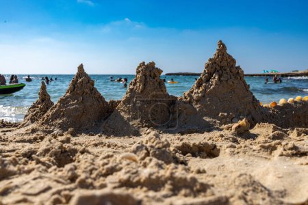 Téléchargez les photos : Zichron Yaakov Israël 07 septembre 2023 ; Châteaux de sable à la plage de Dor Habonim l'une des 10 plus belles plages du nord d'Israël - en image libre de droit