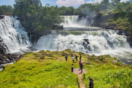 Hermosas cascadas Kabwelume agua cae en el norte de la provincia de zambia, África