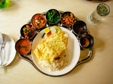 Ensemble de riz et légumes Népalais Daal Bhaat Tarkari Déjeuner Dîner