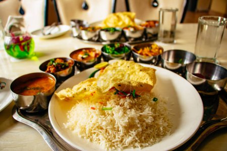 Téléchargez les photos : Ensemble de riz et légumes Népalais Daal Bhaat Tarkari Déjeuner Dîner - en image libre de droit