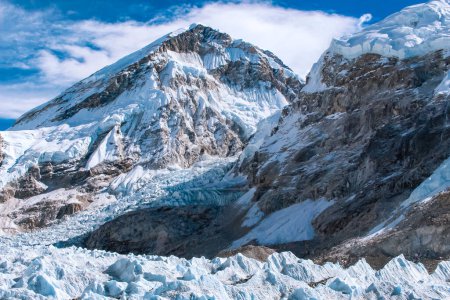 Pico de la Montaña Glaciar Khumbu, Mt. Everest, Mt. Muptse, Mt. Lhotse visto desde el campamento base del Everest en Solukhumbu, Nepal