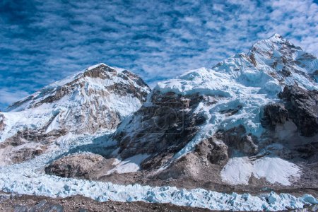 Foto de Pico de la Montaña Glaciar Khumbu, Mt. Everest, Mt. Muptse, Mt. Lhotse visto desde el campamento base del Everest en Solukhumbu, Nepal - Imagen libre de derechos