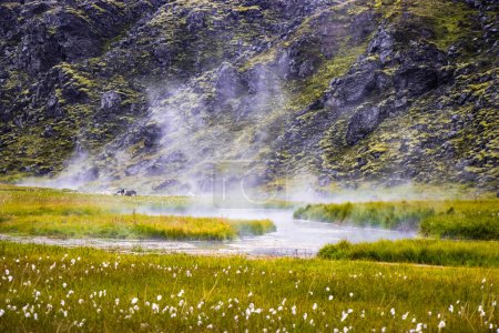 Téléchargez les photos : Landmannalaugar dans les Hautes Terres d'Islande Géothermie avec Montagnes Vertes - en image libre de droit