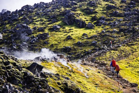 Téléchargez les photos : Randonnée dans les montagnes colorées, mousse verte, piscines géothermiques, belle vallée du volcan et champs de lave Landmannalaugar, Islande - en image libre de droit