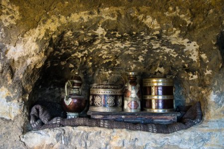 Téléchargez les photos : Caverne de Chhoser Civilisation et musée et hôtel dans une grotte artificielle dans la Mustang supérieure du Népal - en image libre de droit