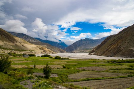 Téléchargez les photos : Incroyable paysage du désert vert du village de Kagbeni à KaliGandaki de la Haute Mustang au Népal - en image libre de droit