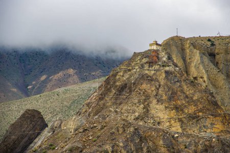 Téléchargez les photos : Incroyable paysage du désert vert du village de Kagbeni à KaliGandaki de la Haute Mustang au Népal - en image libre de droit