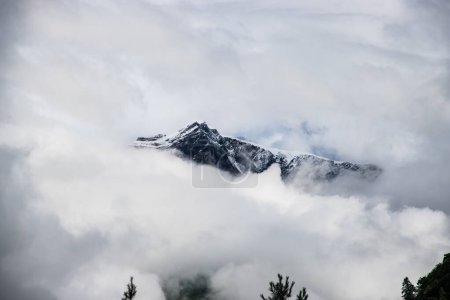 Téléchargez les photos : Sombre et dramatique Himalaya Mountain dans les nuages cachés par le brouillard au Népal - en image libre de droit