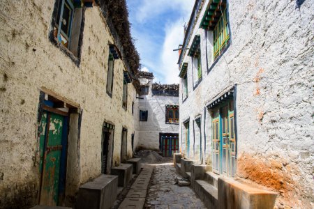 Téléchargez les photos : Ruelles, Ancienne Maison, Monastère, Intérieur du Mur Royaume de Lo à Lo Manthang, Haute Mustang, Népal - en image libre de droit