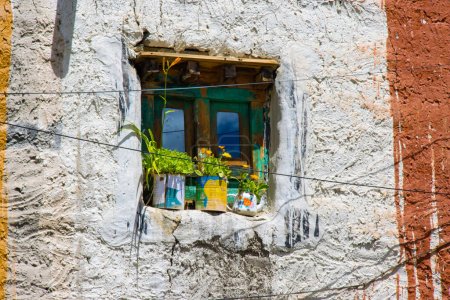 Téléchargez les photos : Fenêtres Tibétaines Traditionnelles avec Fleurs vues à Lo Manthang, Haute Mustang du Népal - en image libre de droit