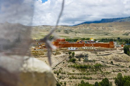 Foto de El Reino Prohibido de Lo Manthang con Monasterio, Palacio y Aldea en el Alto Mustang de Nepal. - Imagen libre de derechos