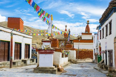 Foto de Lo Manthang, Nepal - 23 de julio de 2023: Pequeños Stupas y Gompas alrededor del Reino de Lo Manthang en el Alto Mustang de Nepal - Imagen libre de derechos