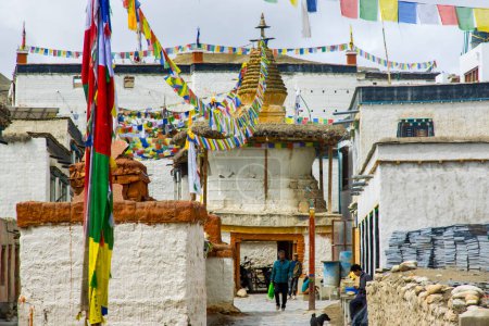 Foto de Lo Manthang, Nepal - 23 de julio de 2023: Pequeños Stupas y Gompas alrededor del Reino de Lo Manthang en el Alto Mustang de Nepal - Imagen libre de derechos