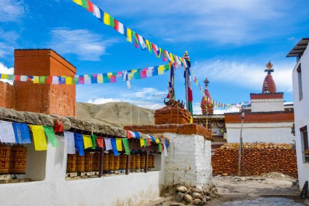 Téléchargez les photos : Petits Stupas. Allées et Gompas autour du Royaume de Lo Manthang dans la Haute Mustang du Népal - en image libre de droit