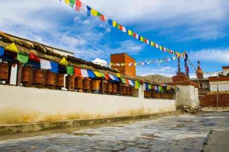 Foto de Pequeños Stupas. Callejuelas y Gompas alrededor del Reino de Lo Manthang en el Alto Mustang de Nepal - Imagen libre de derechos