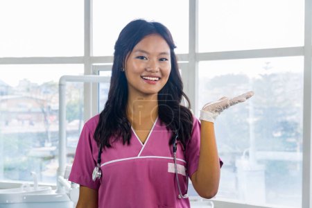 Téléchargez les photos : Confiant Belle Indien Cherchant Népalais Dentiste Docteur Fille Souriant et Donner gestes - en image libre de droit