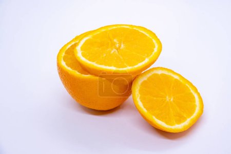 Foto de Mandarina jugosa madura naranja en fondo blanco Rebanadas aisladas - Imagen libre de derechos